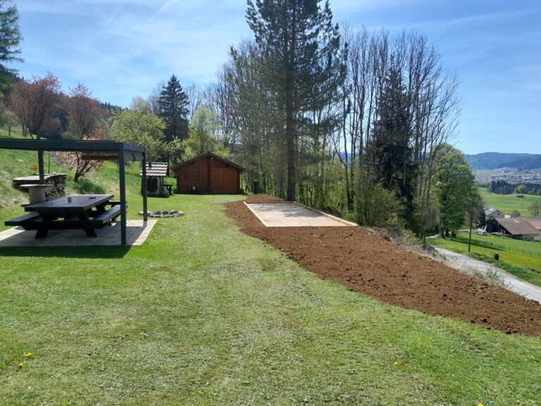9 - finition en terre végétale autour du terrain de pétanque